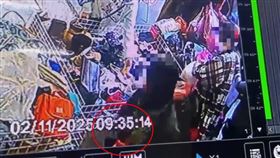 張女逛市場時趁隙將婦人的長夾給竊走，順手牽羊的行為相當不可取。（圖／警方提供）