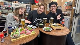 朵拉（左起）、威廉和風田大啖北九州平價美食。（圖／TVBS提供）