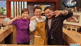 李四端(中)、李濤(右)、李艷秋(左)在節目上歡聚。（圖／八大提供）