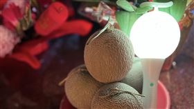 「哈密瓜」前往月老廟祈願，希望這份「甜蜜緣分」能夠幫助他們在開賣時手速爆發，牽起和告五人的紅線。（圖／讀者提供）