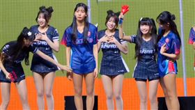 韓國啦啦隊睦那京嘟嘴，筠熹互動被粉絲拍下。（圖／樂天桃猿提供）