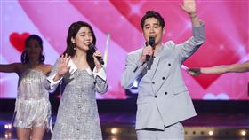 吳東諺、白家綺夫妻檔同台。（圖／民視提供）