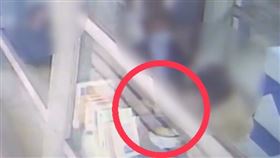 婦人直接在候車室內煎起鍋貼，遭站務員勸阻。（圖／警方提供）