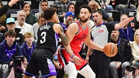 ▲西蒙斯（Ben Simmons）轉快艇首戰替補上場攻下12分。（圖／路透社／達志影像）