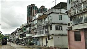 香港振興新村的一處房屋中，驚見兩名男子身上多處割傷、倒地不起。圖非當事房屋。（圖／翻攝自維基百科）