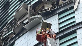 台中、吊掛、吊車、新光三越、氣爆、拆除、外牆