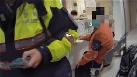 老翁自覺身體不適，警方連忙協助其就醫。（圖／警方提供）