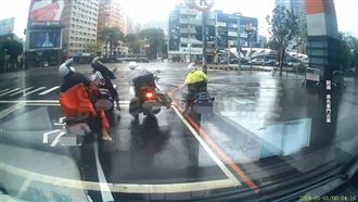 新／爆炸瞬間曝！4騎士跳車倉皇逃命