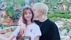 唐禹哲（右）輕輕親吻蘇小軒（左），兩人相當甜蜜。（圖／翻攝自蘇小軒 Becky Su臉書）