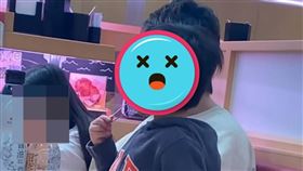 壽司郎男童舔夾子（圖／翻攝自Threads）