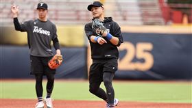 ▲WBC熱身賽，台灣隊李宗賢在台韓交流賽和張育成搭配二游。（圖／中職提供）