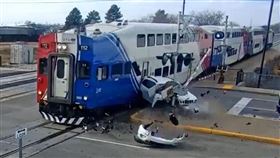 火車駛來，將轎車車頭整個撞爛，還波及到平交道的號誌。（圖／翻攝自X）