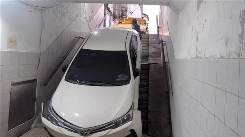 她開車誤闖地下道受困！又遭拖吊二次傷害