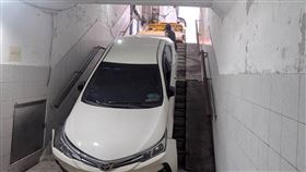 婦人開車闖「地下人行道」卡入口，拖吊失敗「再摔一次」。（圖／翻攝畫面）