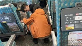 楊庭豪目擊男乘客昏厥，隨即實施急救。（圖／翻攝畫面）