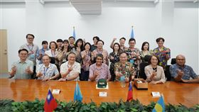 法委員王義川、新北市議員卓冠廷、新北市議員陳乃瑜、台中市議員江肇國、立法院榮譽顧問陳柏惟與洪慈庸、行政院中部聯合辦公室執行長莊競程、政論主持人李正皓等人拜會帛琉總統惠恕仁（圖／王義川辦公室提供）