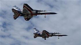 勇鷹高教機依序編隊滑行、起飛並進行衝場。（圖/記者邱榮吉攝影）