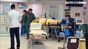 林姓少校訓練官被送醫治療。（圖／翻攝畫面）