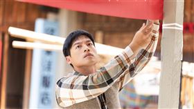 鍾承翰劇中將再次離開小鎮北上工作，眾人離情依依的送別。(圖／公視台語台、華視提供)