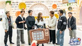 小煜（左起）、王子、小杰、朵拉、威廉、敖犬、阿緯挑戰各種台灣綜藝史上的經典關卡。（圖／TVBS提供）