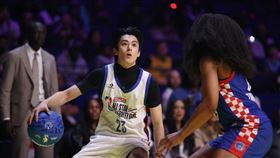 ▲中國演員王鶴棣2度參加NBA名人賽，單場繳出2分、4籃板。（圖／翻攝自NBA微博）