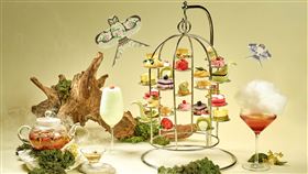 台北六福萬怡酒店推出全新「漫遊茶饗」JC Cat 鳥籠下午茶，每套雙人下午茶1,380元+10％，內含4款鹹點及8款甜點，每款各2份共24份精緻點心，並搭配2杯飲品。（圖/六福旅遊集團提供）