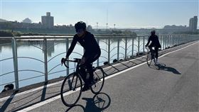 黃國昌投完票後騎自行車（圖／翻攝自黃國昌臉書）