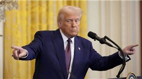 川普向記者表示，進口汽車徵收的關稅，預計將在4月2日生效。（圖／達志／美聯社）