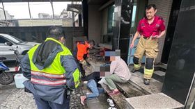 屏東獨居老翁因兩天沒傳早安圖，被發現倒臥在家門前送醫搶救。（圖／翻攝畫面）