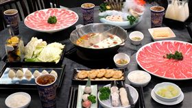 無老鍋推平日消費滿額享「梅花豬肉買1送1」；還有「評論打卡送茶飲」。（圖／無老鍋提供）