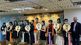 台北家扶頒發大專生獎助學金