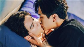 《獨佔接班人》映後直播，徐瑋澤（上）與朴靖恆（下）用夢幻姿勢吃POCKY棒。（圖／LINE TV提供）