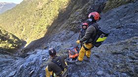 女山友雪埋17日！搜救隊搏命吊掛送她回家