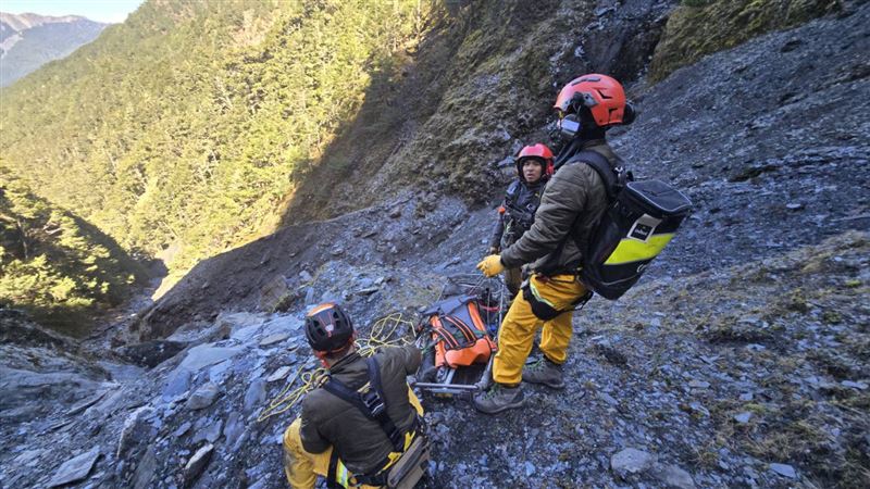 女山友雪埋17日！搜救隊搏命吊掛送她回家