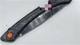 高雄男子騎車持鋸闖軍營  警方查扣證物高雄市警察局鳳山分局指出，王姓男子8日下午騎機車闖入陸軍金湯營區，遭官兵攔停後還持鋸子攻擊，最終被營區官兵壓制並報警協處。圖為警方現場查扣鋸子。（高雄市警察局鳳山分局提供）中央社記者張已(??兼)傳真  113年7月8日