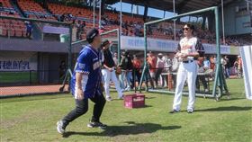 ▲統一獅潘傑楷指導球迷內野高飛球守備。（圖／統一獅提供）