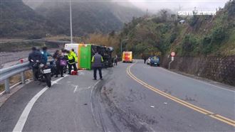 巴士轉彎高速甩尾撞小貨車　險掉落溪床