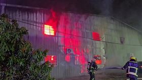 台中西屯鐵皮廠大火，濃煙竄天十分嚇人。
