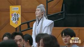 劉梓晨的白髮相柳打扮引發不少爭議（圖／翻攝微博）