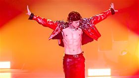 RAIN大露精實的胸腹肌（圖／大步整合行銷提供）