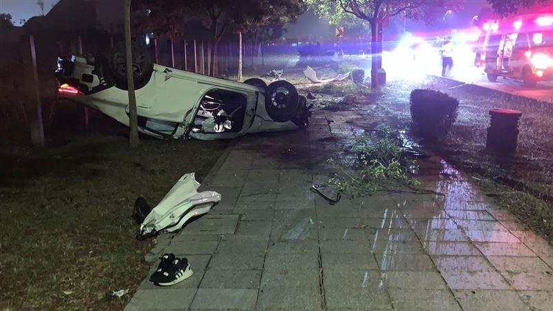 賓士男翻車釀4傷：霧阻視線　酒測竟超標
