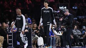 聖安東尼奧馬刺派出「老少配」保羅（Chris Paul）和溫班亞馬（Victor Wembanyama）因在技術挑戰賽鑽漏洞遭取消資格。（圖／美聯社／達志影像）