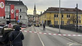 奧地利隨機砍人現場已遭封鎖，禁止圍觀群眾進入。（圖／美聯社／達志影像）