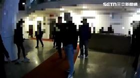 竹聯幫弘仁會陳男等5人與松聯幫柯男等4人在威斯汀酒店門口大亂鬥。（圖／翻攝畫面）