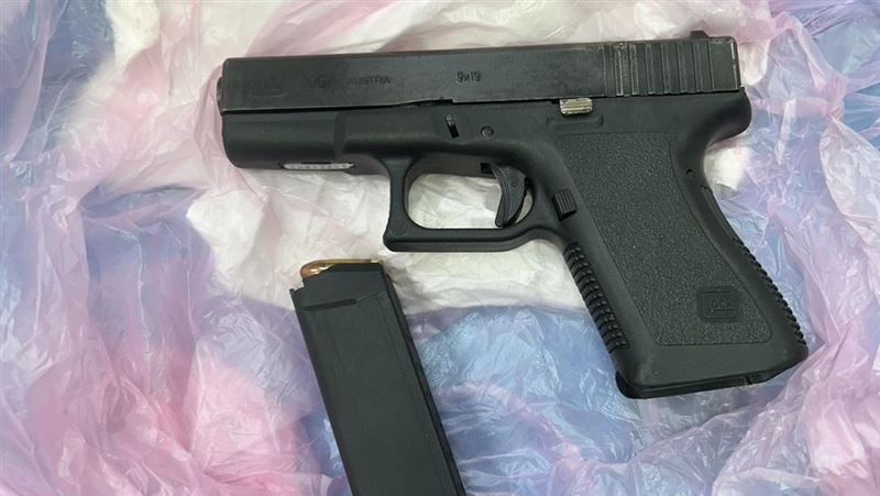 高男帶雙槍到現場嗆聲並對空鳴槍，事後卻聲稱槍已經丟了。（示意圖，與本案無關／翻攝畫面）