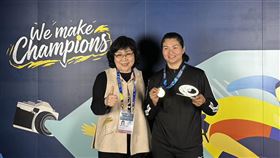 劉雅婷在鉛球項目勇奪金牌，賽後開心與中華帕總會長穆閩珠合影。（圖／中華帕總提供）