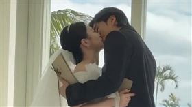 婁峻碩深情擁吻焦凡凡（圖／翻攝派偉俊IG）