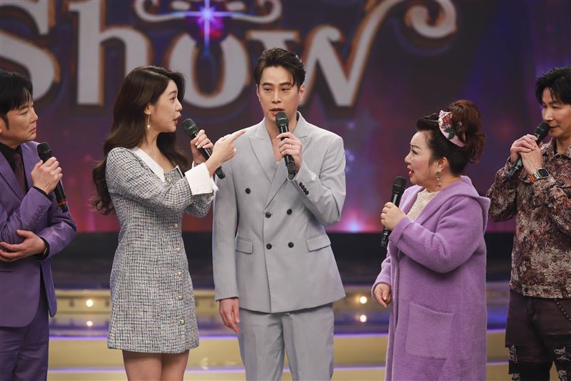 白家綺（左起）、吳東諺、白冰冰同台（圖／民視提供）