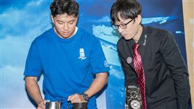 ▲吳念庭體驗手沖咖啡。（圖／悍創運動行銷提供）