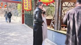 汪小菲（左）被目擊帶老婆Mandy到北京的求子聖地「紅螺寺」（圖／翻攝微博）